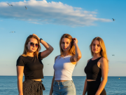 হালকা শীতের ভ্যানু কক্সবাজার সৈকতে আলিনা–কারিনা–সোফিয়ার সমুদ্র ভ্রমণ